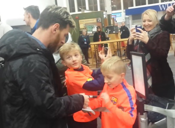 Video: así reacciona un nene al ver de cerca a su ídolo, Lionel Messi | Deportes