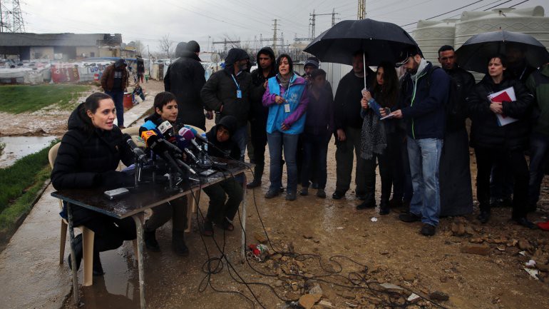 Bajo la lluvia y el barro, Angelina Jolie visitó un campo de refugiados | Espectáculos