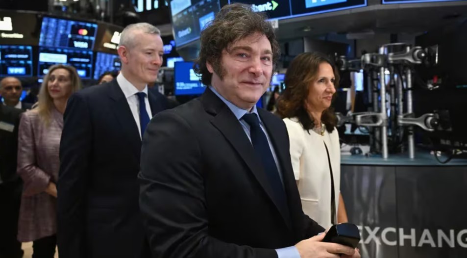 Tras el discurso de Milei en Wall Street, las acciones argentinas cayeron hasta 3,5% | Economía