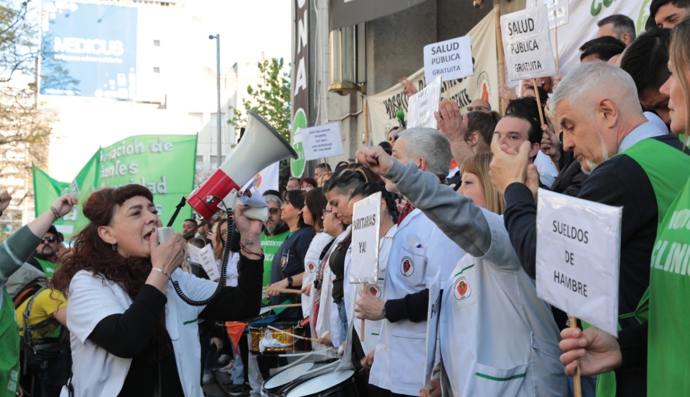 Abrazo simbólico al Hospital de Clínicas para denunciar que funciona al 50%, con postergaciones de operaciones | Actualidad