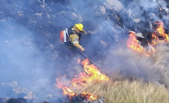 Incendios en Córdoba: imputaron a un hombre por agredir a bomberos | Actualidad