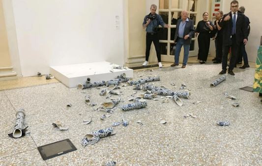 Un hombre destrozó una obra de Ai Weiwei en la inauguración de una muestra de arte en Italia | Internacionales