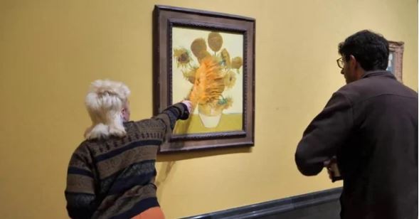 Arrojaron sopa a obras de Van Gogh como protesta por la condena a dos activistas | Internacionales