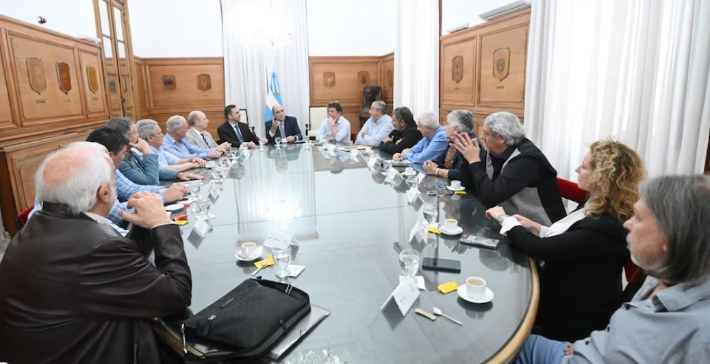 El Gobierno acordó con la CGT revisar temas de la reforma laboral para bajar la tensión social | Política