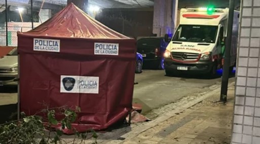 Un motociclista murió tras chocar en la Autopista 25 de Mayo y caer en una cancha de fútbol 5 | Actualidad