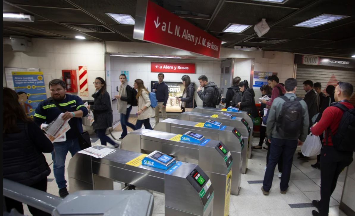 Apertura de molinetes en la línea B de subte en apoyo a la Marcha Federal Educativa | Actualidad