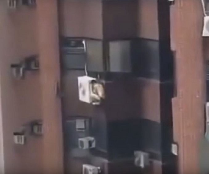 Estaba con una mujer casada, entró el esposo y terminó colgado de un aire acondicionado | Curiosidades
