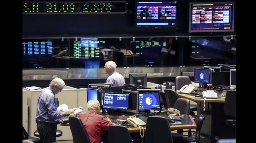 Suben los bonos y el Riesgo País baja a su menor nivel en cuatro años | Economía