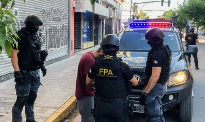 Córdoba: seis policías fueron detenidos como acusados de robar droga incautada en operativos | Actualidad