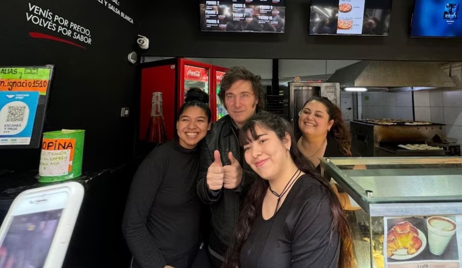 Javier Milei visitó el local de empanadas donde se refugió "Fran Fijap", el youtuber libertario que fue agredido en el Congreso | Política