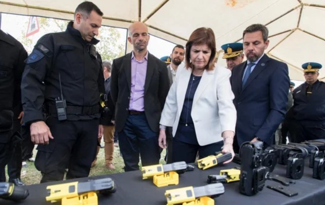 La Policía Federal comienza a usar pistolas Taser en estaciones de trenes y terminales de ómnibus | Actualidad