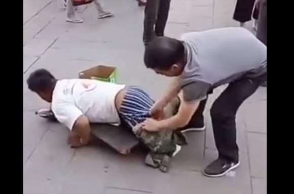 El falso minusválido que escondía sus piernas para pedir limosna | Curiosidades