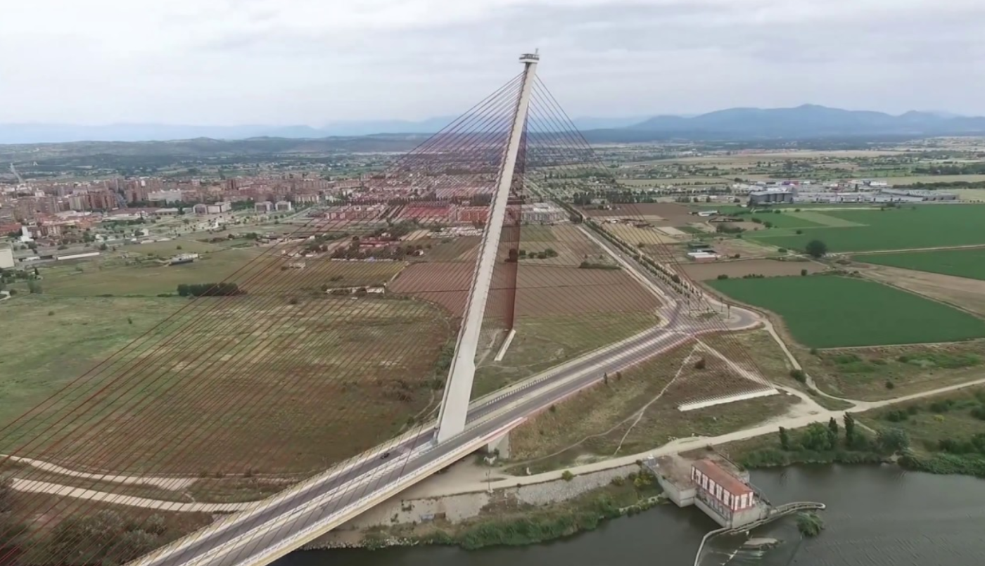 Influencer escaló un puente para sacarse fotos, cayó y murió | Internacionales