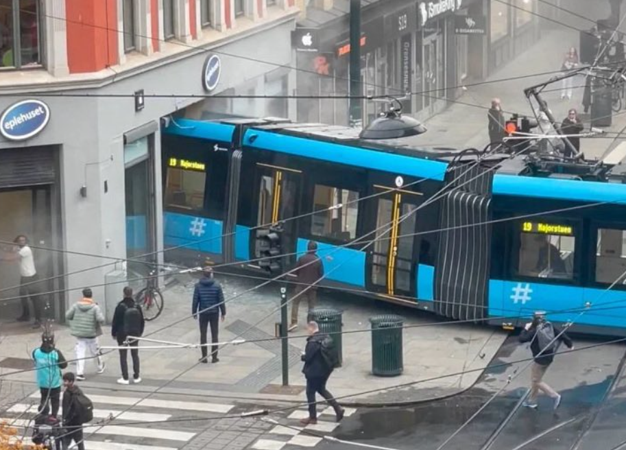 Impactante: el momento en el que un tranvía descarrilló y se empotró contra una tienda en Oslo | Internacionales