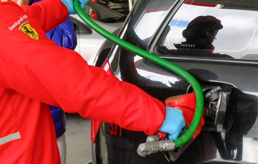 Aumenta la nafta: los combustibles subirán alrededor del 4% desde el viernes | Economía