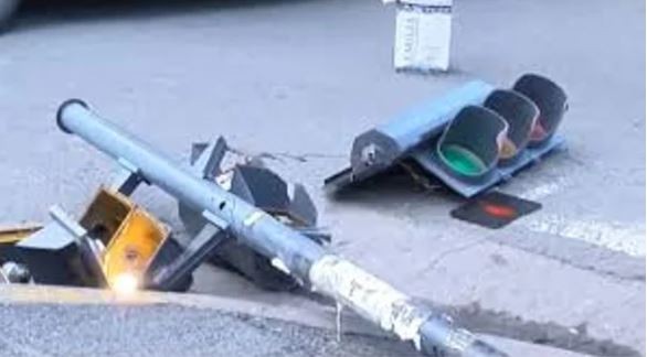 Una mujer caminaba por la ciudad de Córdoba y se le cayó un semáforo en la cabeza | Actualidad