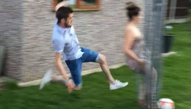 La cruel patada de un joven a su novia mientras jugaban al fútbol | Curiosidades