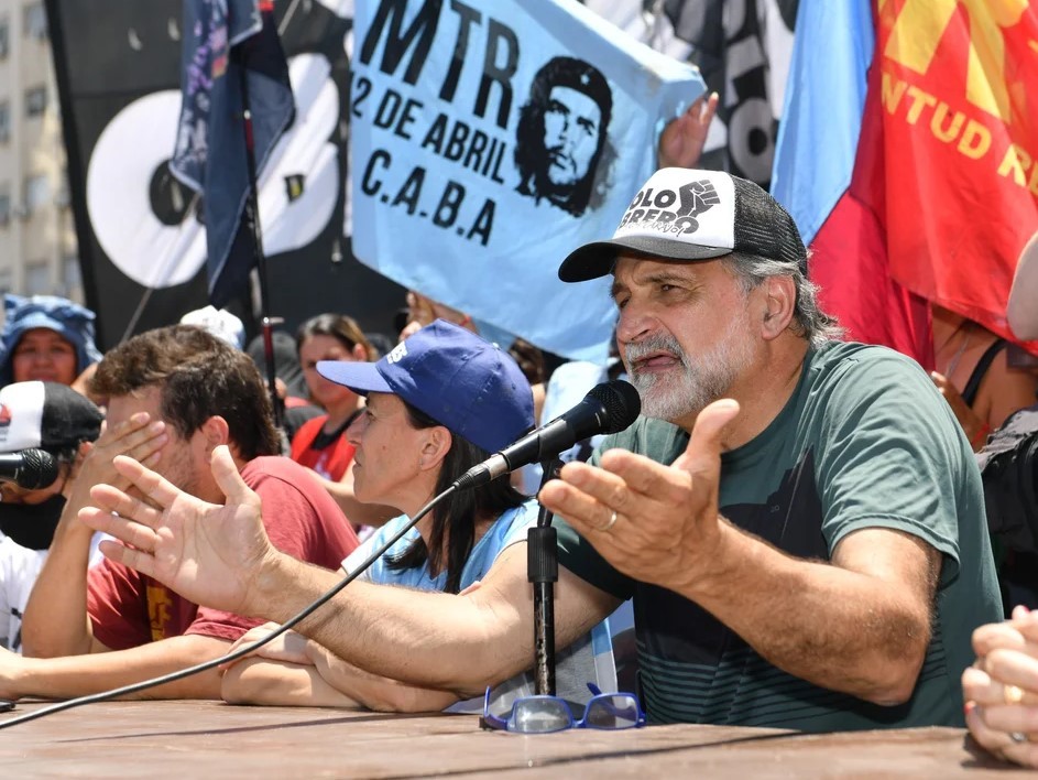 Piqueteros marcharon por la 9 de Julio con reclamos contra "el hambre, la desocupación y la represión" del gobierno de Javier Milei | Actualidad