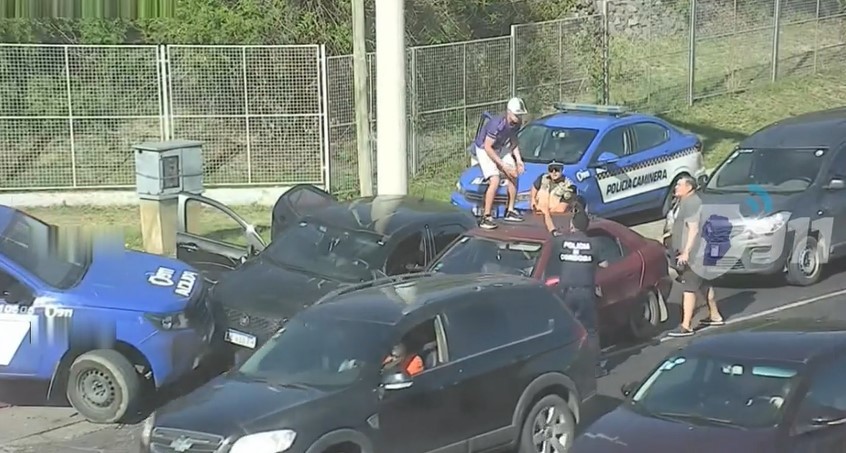 Robó un auto en Carlos Paz y, en medio de la persecución, intentó fugarse por los techos de otros autos | Actualidad