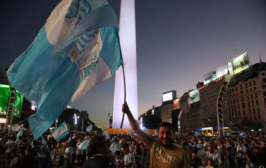 Racing vuelve a Argentina y festejará con sus hinchas en el Obelisco | Deportes