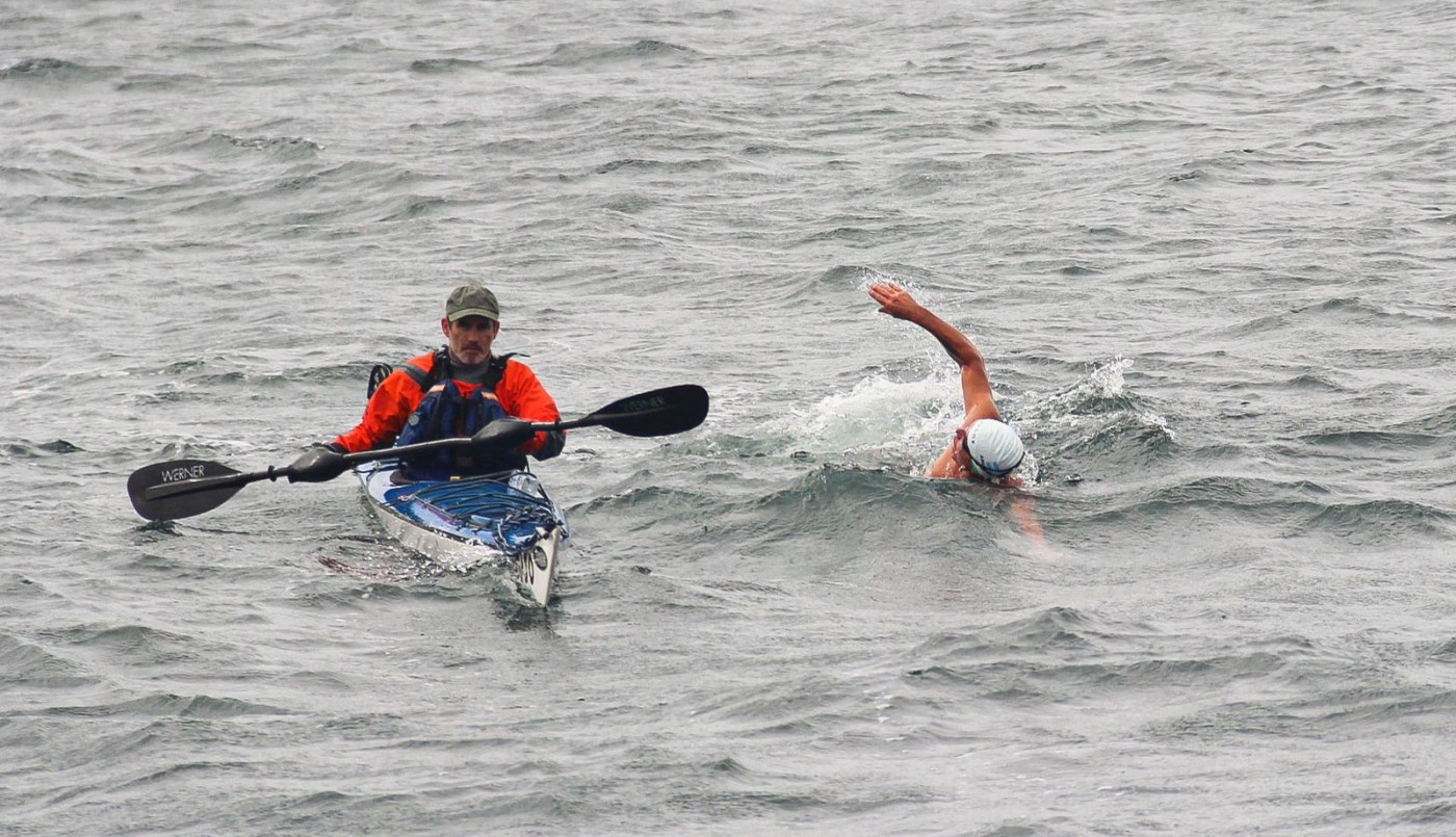 En el 40° aniversario del Tratado de Paz, nadadores argentinos y chilenos cruzaron sin traje de neopreno el Canal Beagle | Deportes