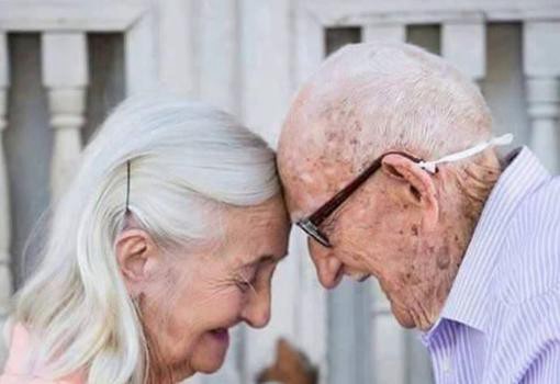 La pareja de ancianos que festejó sus 65 años juntos con una sesión de fotos románticas | Curiosidades