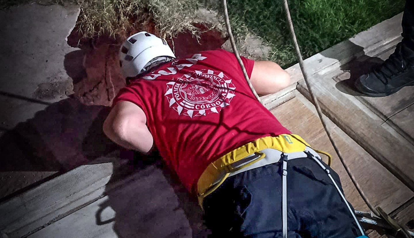 Rescatan a una mujer que cayó a un pozo negro en Córdoba | Actualidad