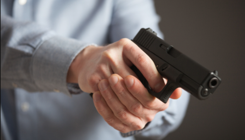 El Gobierno bajó la edad mínima para poder ser legítimo usuario de armas de 21 a 18 años | Política