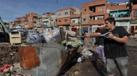 Primer año de Milei: superávit, baja de la inflación pero casi la mitad de las familias argentinas en la pobreza | Economía