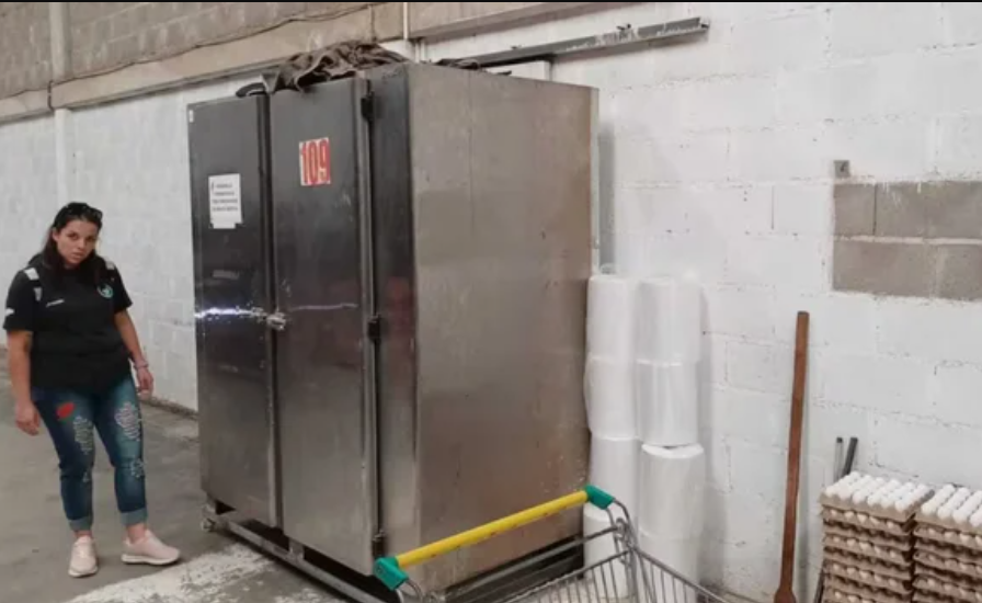Denunciaron a una lomitería por esconder a 27 empleados en un depósito, detrás de una heladera | Actualidad