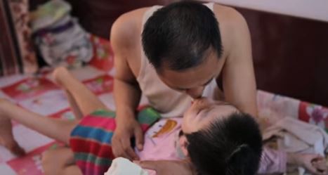 La pareja que lleva 16 años alimentando a su hija adoptiva con la boca | Curiosidades