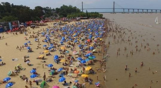 Una playa argentina obtuvo el galardón de la bandera azul por su compromiso con el ambiente | Actualidad