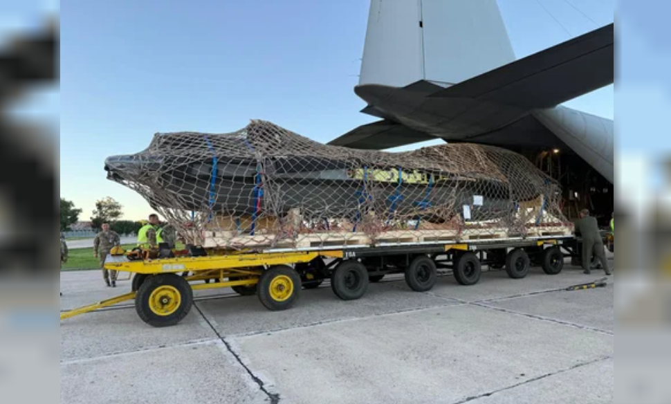 Llegó el fuselaje del primer avión F-16 para la Fuerza Aérea Argentina | Política