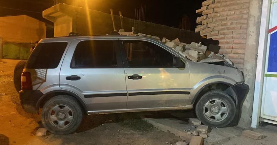 Desnudos y borrachos, chocaron contra el frente de una casa durante los festejos de Navidad en Neuquén | Actualidad