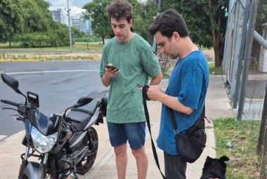 Ramiro Marra ayudó al conductor de una moto a recuperar el vehículo y una integrante de Madres del Dolor salió al cruce | Actualidad