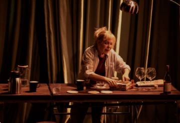 Qué le sucede a una madre frente al nido vacío: Cecilia Roth invita a sentir profundamente la dimensión del tiempo | Espectáculos