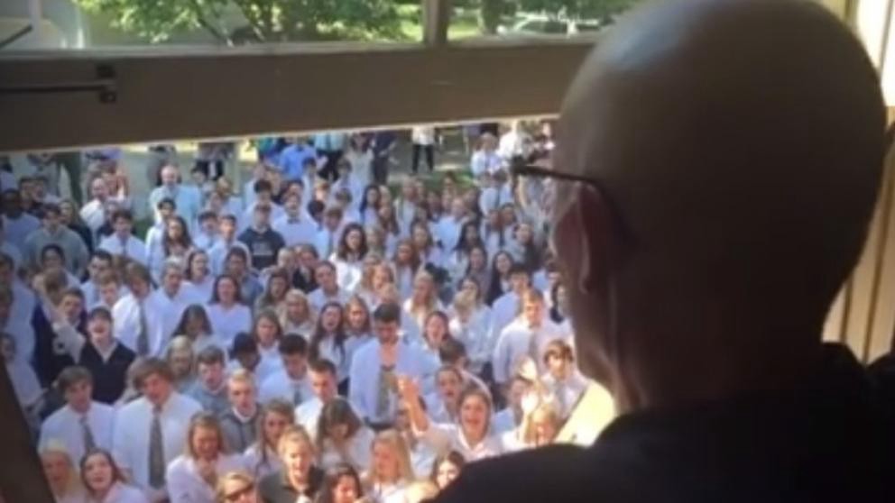 Murió el profesor que tenía cáncer y al que 400 alumnos le cantaron en su ventana | Curiosidades