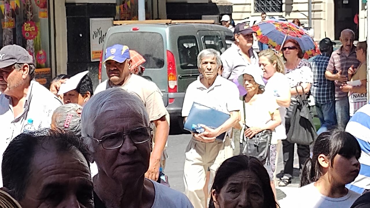 Al rayo del sol: en Córdoba, los jubilados hicieron largas filas y no pudieron cobrar sus haberes por una caída del sistema | Actualidad
