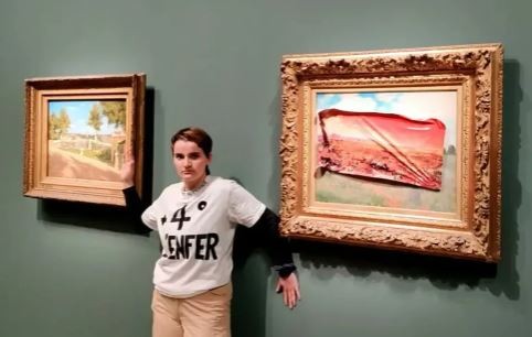 Absolvieron a la activista ecologista que pegó un cartel en un cuadro de Monet | Internacionales
