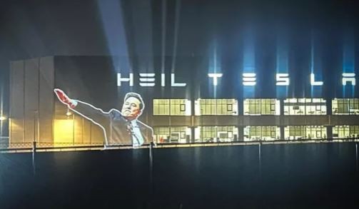 Proyectaron el polémico saludo de Elon Musk en el frente de su fábrica Tesla en Berlín | Internacionales