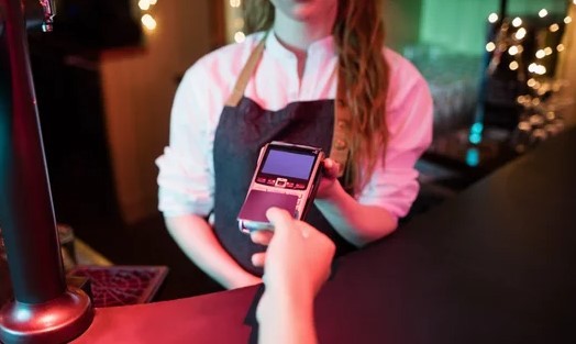 Detuvieron a una bartender que cobraba los tragos del boliche con su propio posnet y se quedaba con la plata | Actualidad