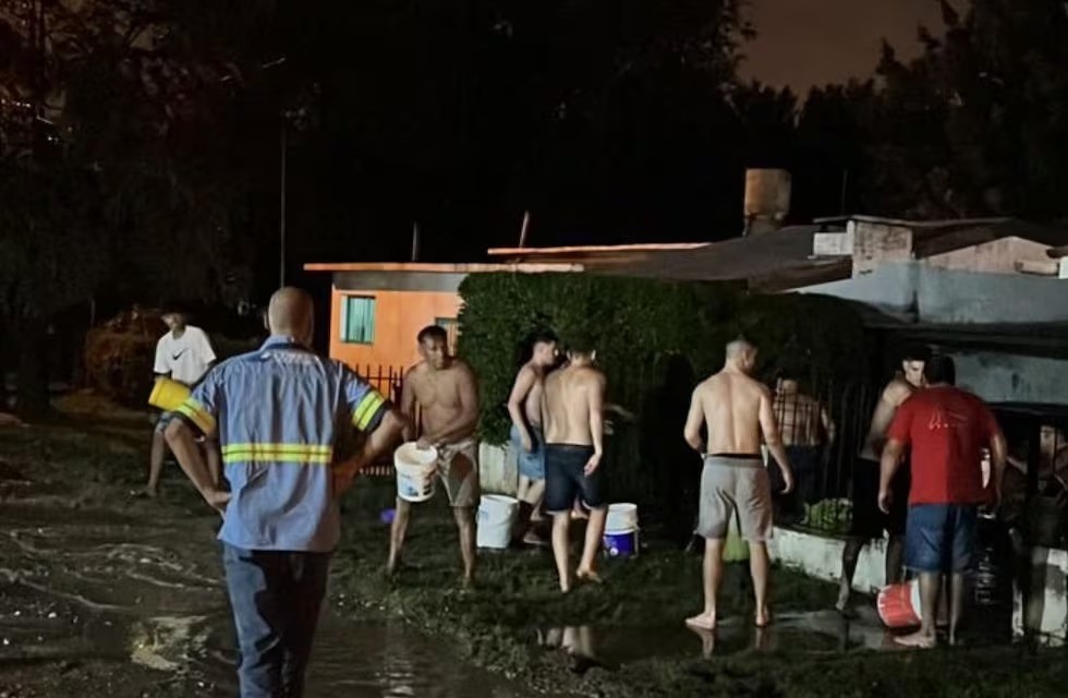 Un grupo de jóvenes ayudaron a una familia durante la inundación en Calamuchita mientras iban a bailar | Actualidad