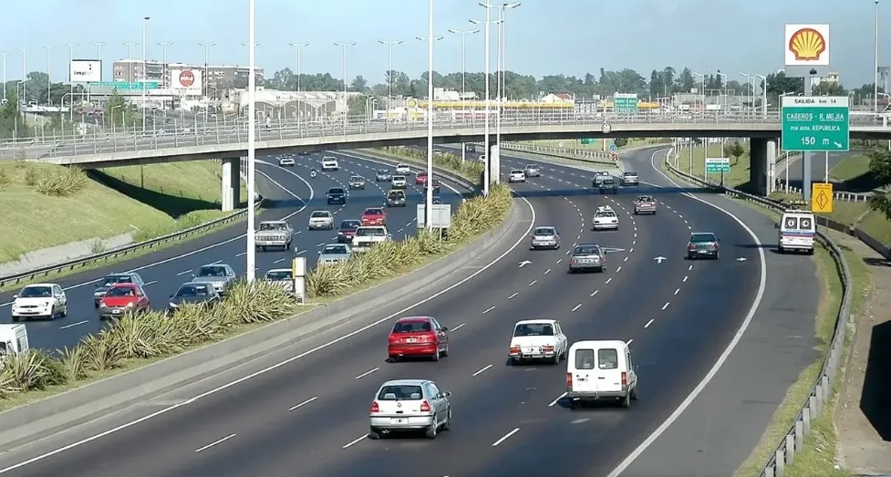 Tragedia en el Acceso Oeste: un nene intentó cruzar la autopista a pie y murió atropellado por un auto | Actualidad