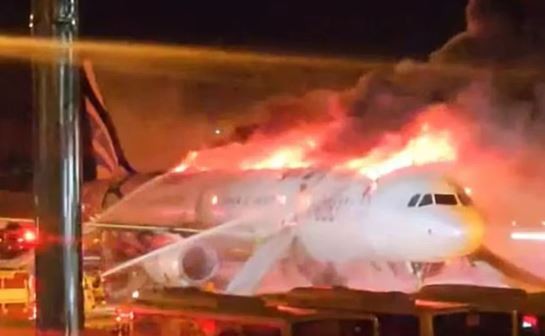 Pánico en Corea del Sur: un avión se prendió fuego antes de despegar | Internacionales