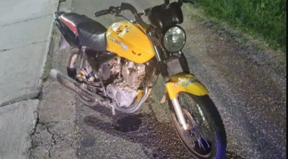 Una pareja llevaba a una bebé en moto, la manta que la envolvía se enredó con la rueda y le arrancó una pierna | Actualidad