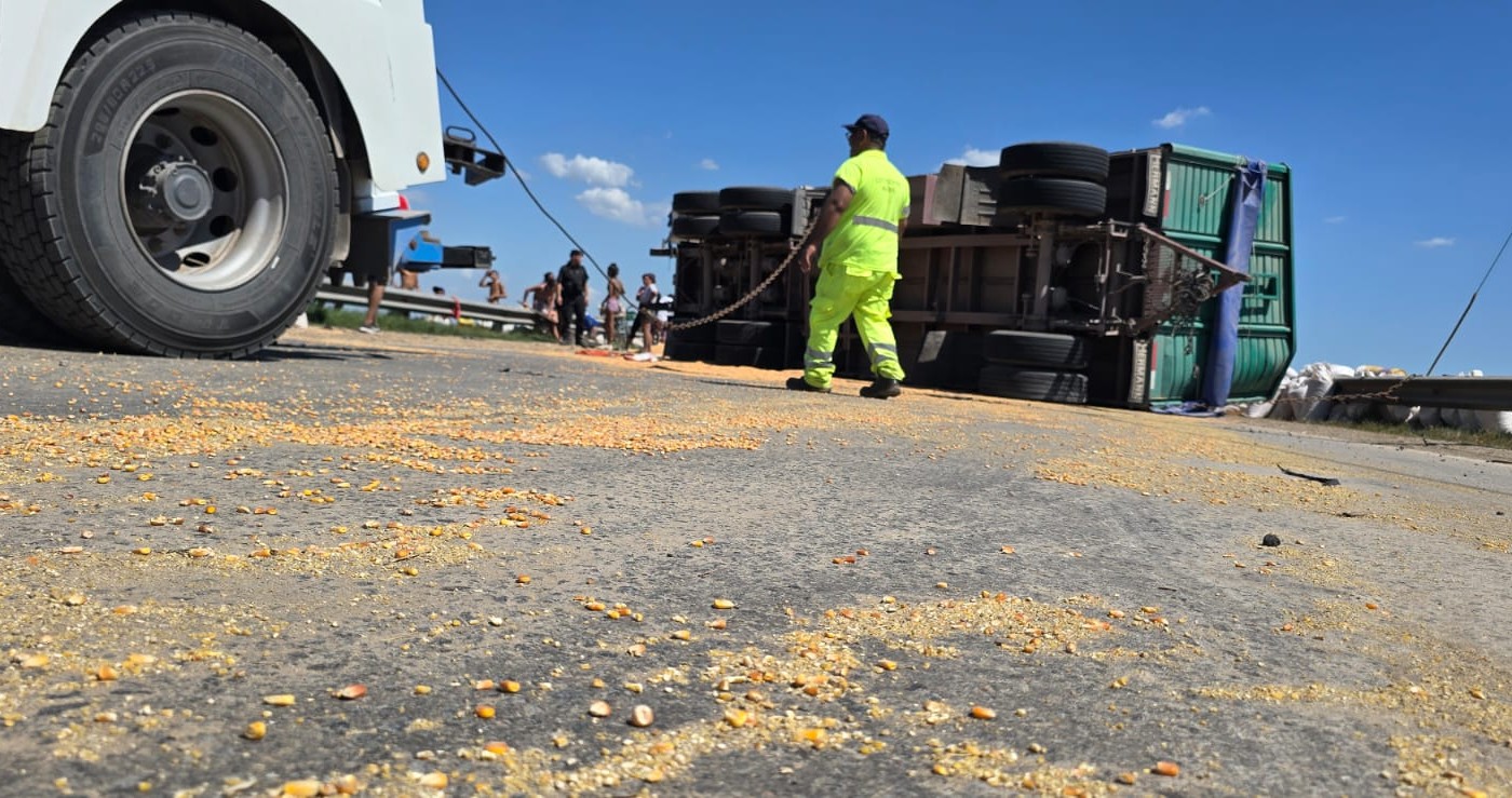 Volcó un camión con maíz en la Autopista Rosario-Buenos Aires y saquearon la carga | Actualidad