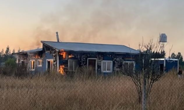 Ordenaron detener al hombre que incendió la casa de una pareja de lesbianas en Cañuelas | Actualidad