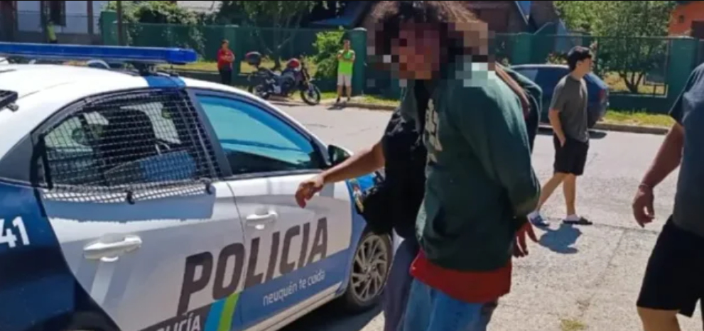 Los vecinos quisieron lincharlo por robar comida y bebidas de un comerci: lo salvó la Policía | Actualidad