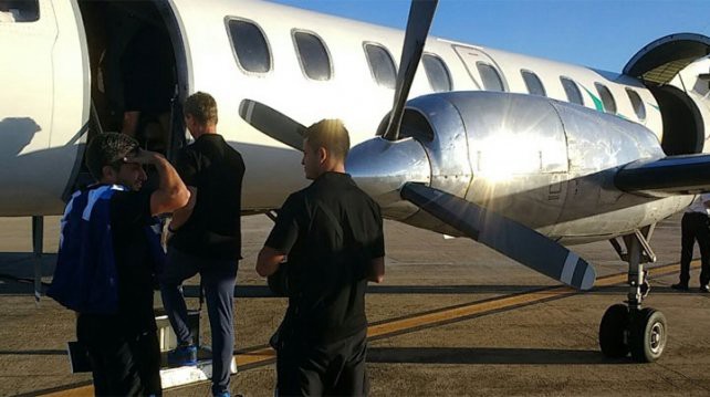 Susto en el avión de Racing: se le abrió la puerta en pleno despegue | Deportes