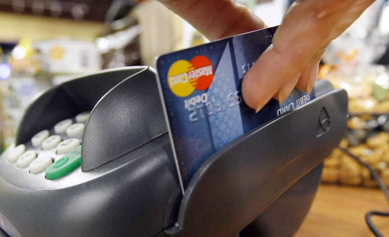 Habilitaron la opción de pagar en dólares con débito o en cuotas | Economía